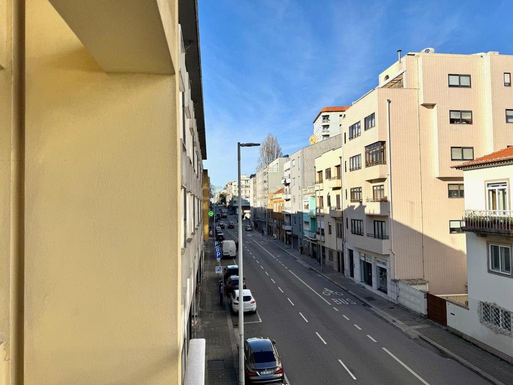 Fantástico Apartamento T2 com Varandas no Centro do Porto - Image 33