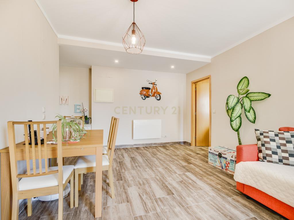 T1 Muito Espaçoso na Alta de Lisboa com Garagem e Arrecadação - Image 3