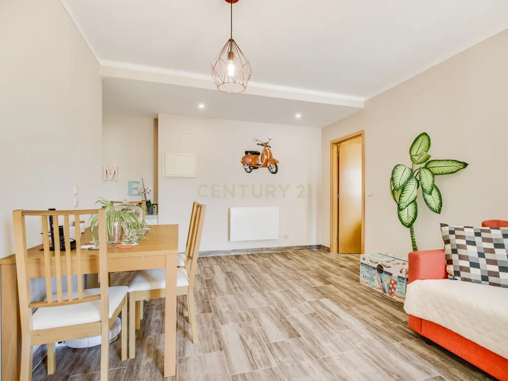 T1 Muito Espaçoso na Alta de Lisboa com Garagem e Arrecadação - Image 3