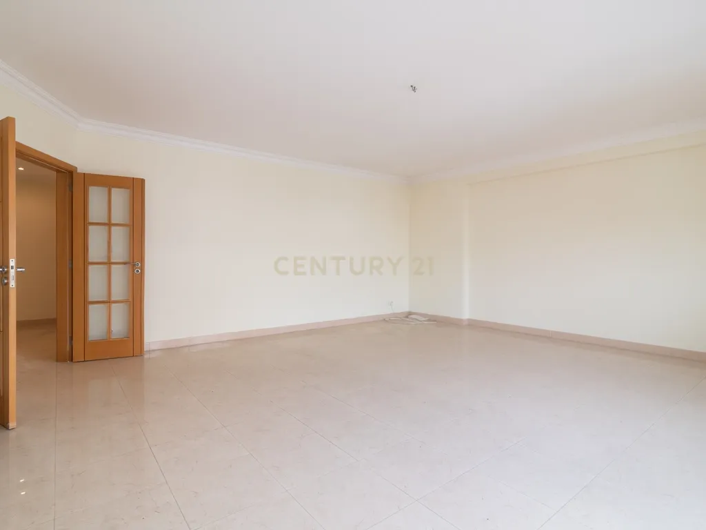 Apartamento T4 no Centro de Odivelas com Parqueamento para 3 Viaturas - Image 3