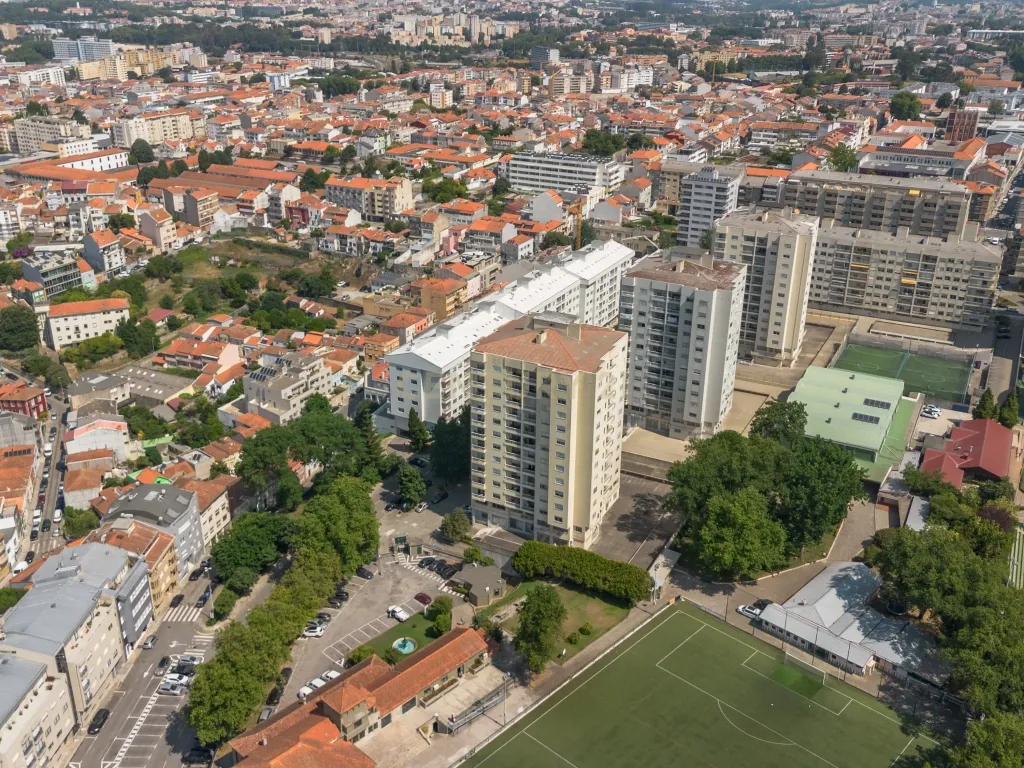 Apartamento T4 transformado em T3, com Arrecadação e Garagem – Rua Alves Redol, Porto - Image 36