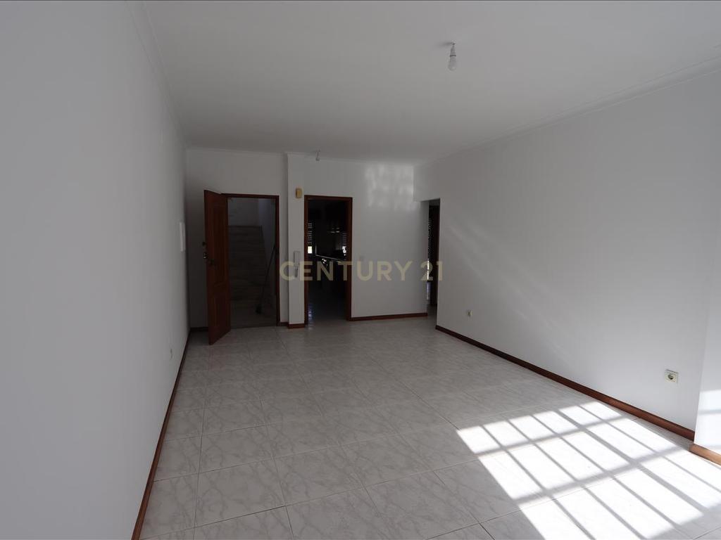 Apartamento T2 com Varanda, na Quinta do Conde - Image 6