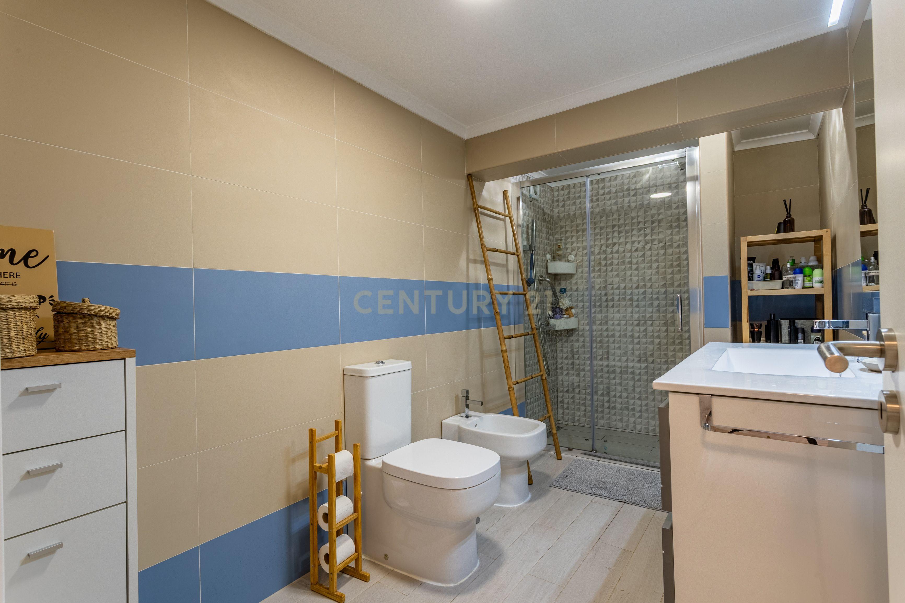 Moradia T5 isolada, inserida num lote de terreno de 750m2 em Casal de Cambra - Image 14