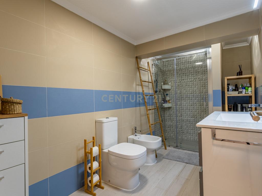 Moradia T5 isolada, inserida num lote de terreno de 750m2 em Casal de Cambra - Image 14