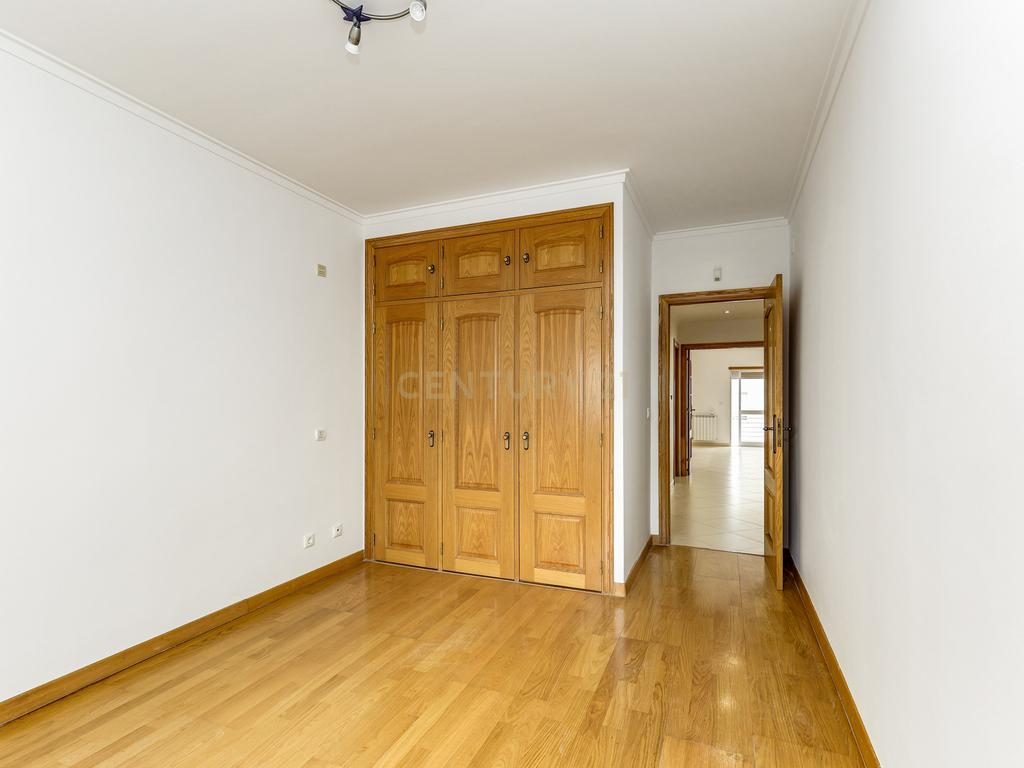 Apartamento T2 C/Elevador em Belas                                                                                                                                                              - Image 13