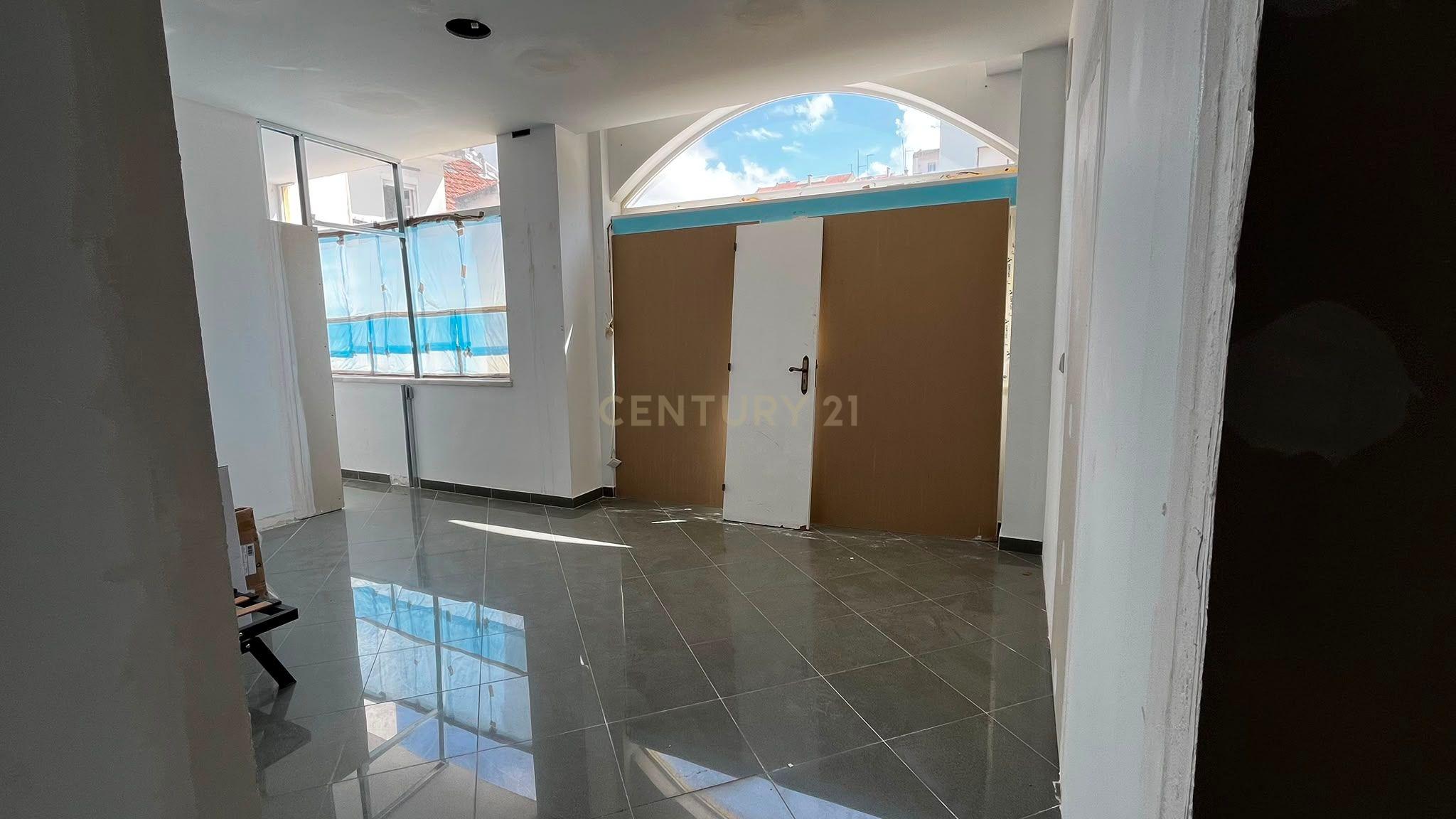 Fotografia 3 de T2 em Fase de Conversão com Logradouro e Garagem Box | Encosta do Sol – Amadora