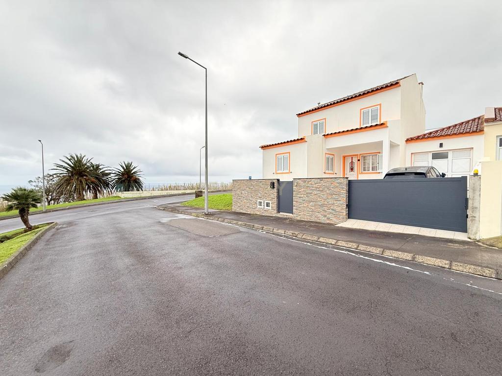 Moradia Moderna e Funcional no Coração da Vila de Nordeste - Image 1