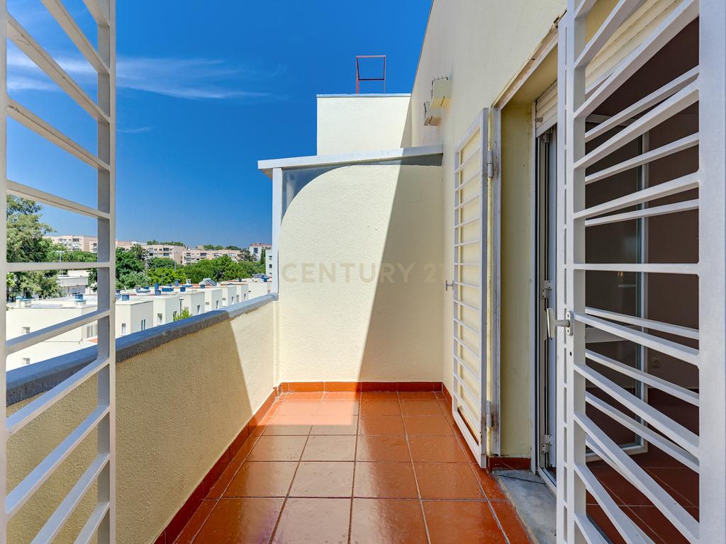 Apartamento T4 Duplex no coração de Telheiras - Image 23
