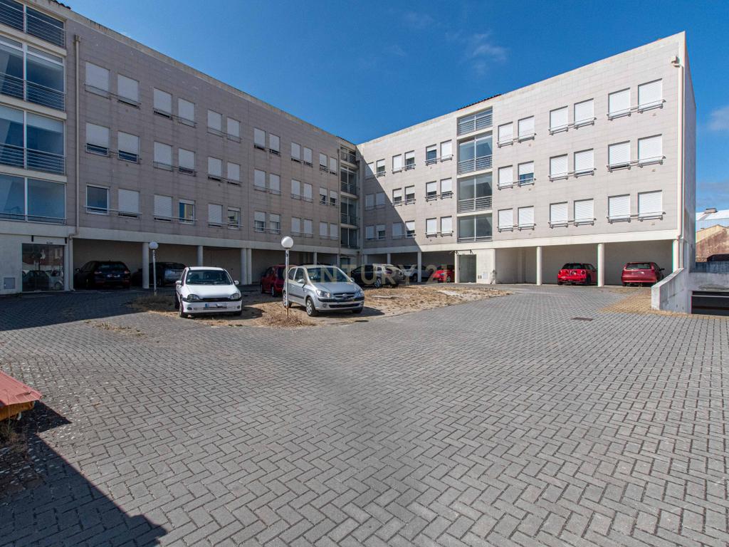 T4 Duplex Premium com Terraço / Arrecadação / 5 Lugares de Estacionamento / Marinha Grande - Image 10