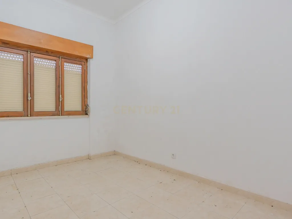 Moradia Isolada com Terreno de 1041 m² – Um Mundo de Possibilidades! - Image 12