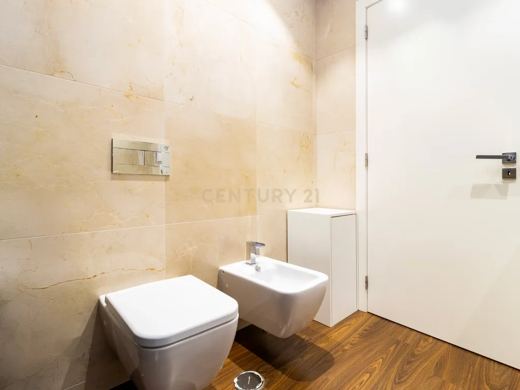 Casa de Luxo com Jardim Piscina e Jacuzzi na Marinha Grande - Image 32