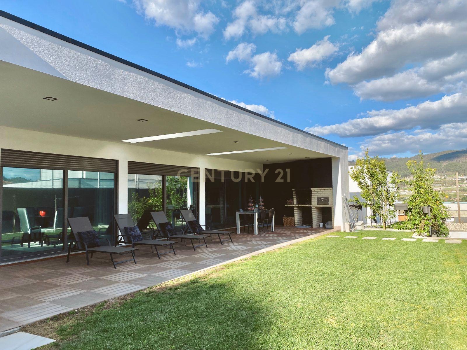 Luxuosa Moradia Isolada T3 em Guimarães com Vista para a Montanha - Image 24