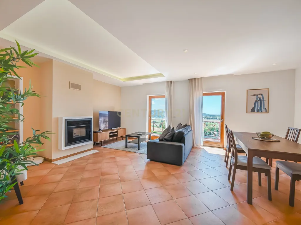 Apartamento T2 Dúplex com Vista Panorâmica e Garagem com Carregamento Elétrico | a 15 minutos de Mafra e Ericeira - Para arrendamento! - Image 1