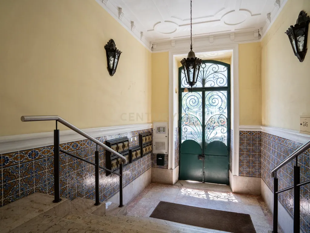 Apartamento Único com Vista sobre o Campo Pequeno – Lisboa - Image 2
