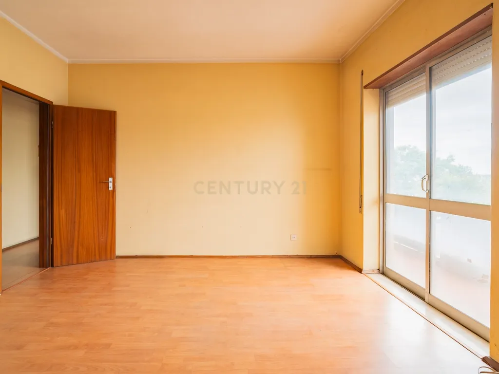 Apartamento T2 em Marinha Grande - Oportunidade Única! - Image 1