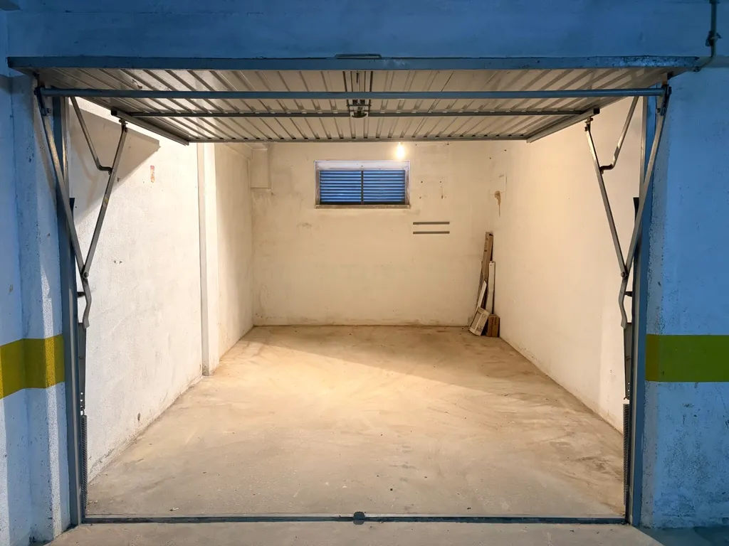 T2 remodelado com garagem em Cascais - Image 31