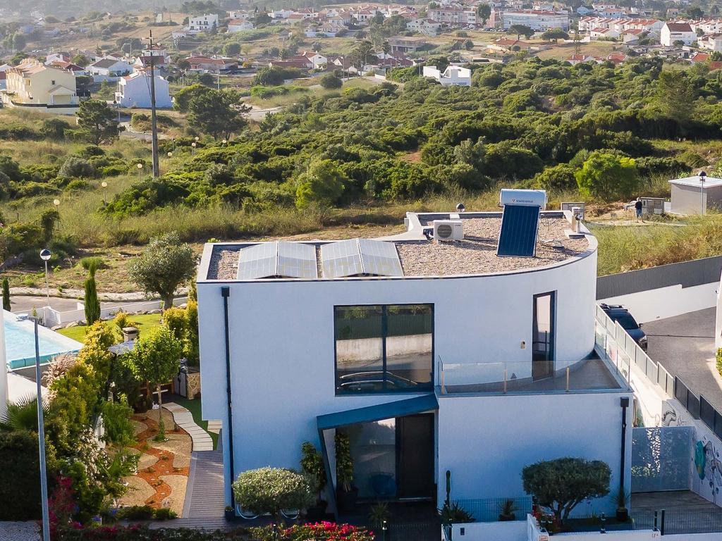 Moradia T3+2 | Sesimbra com Piscina, Jacuzzi, duas Pérgulas Bioclimáticas e muito mais. - Image 3