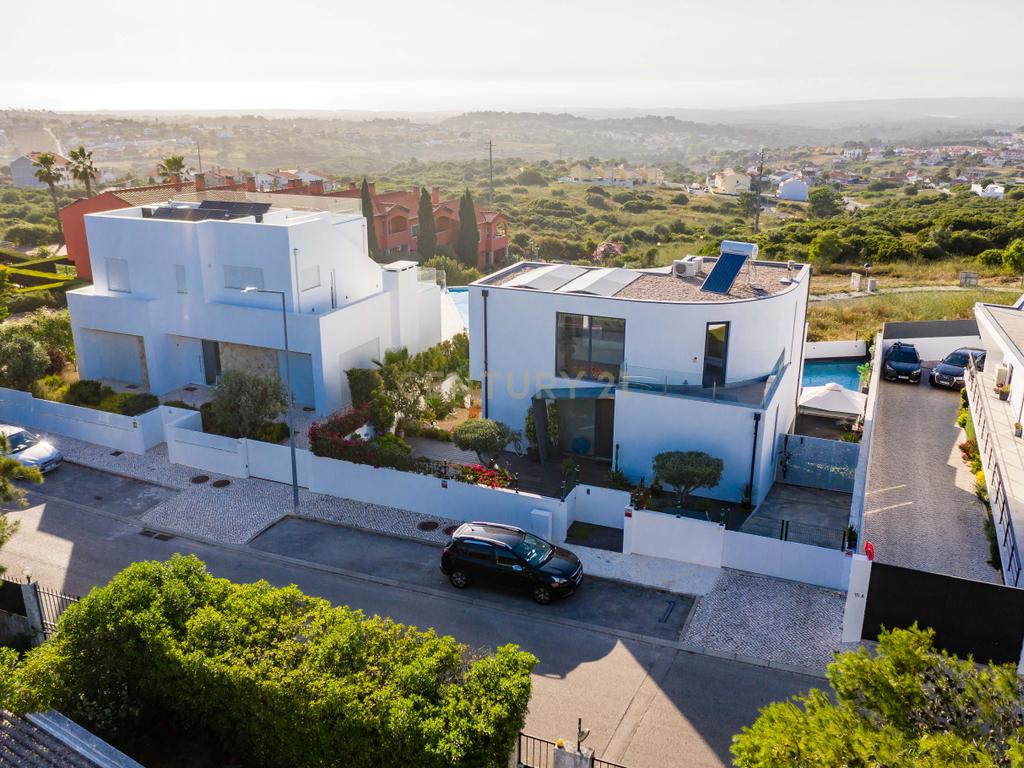 Moradia T3+2 | Sesimbra com Piscina, Jacuzzi, duas Pérgulas Bioclimáticas e muito mais. - Image 30