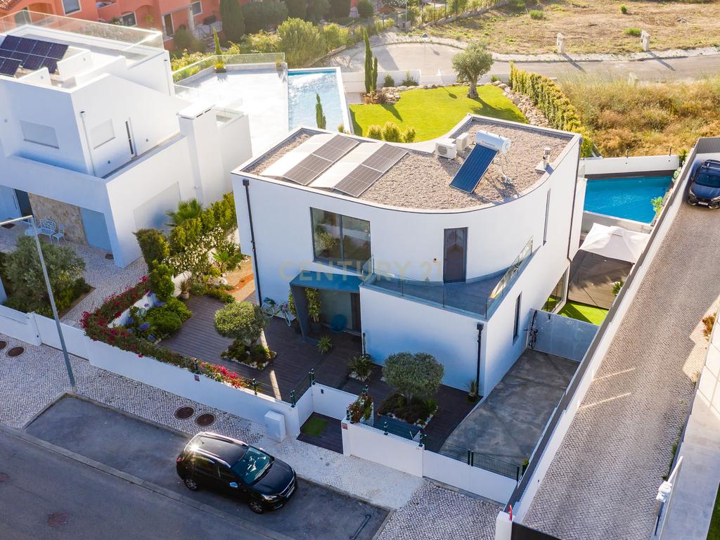 Moradia T3+2 | Sesimbra com Piscina, Jacuzzi, duas Pérgulas Bioclimáticas e muito mais. - Image 47