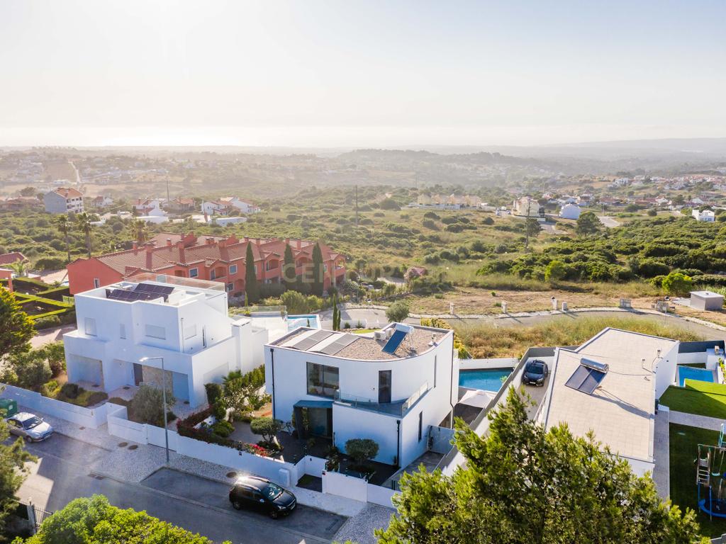 Moradia T3+2 | Sesimbra com Piscina, Jacuzzi, duas Pérgulas Bioclimáticas e muito mais. - Image 48