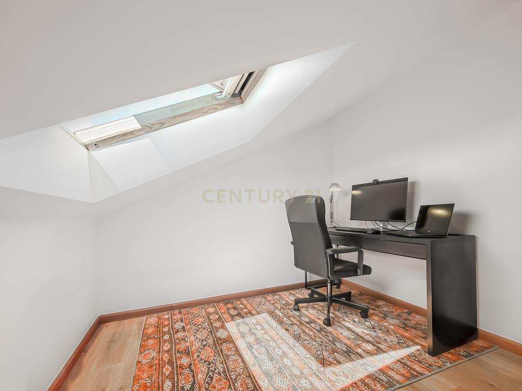 Apartamento T2 Dúplex com Vista Panorâmica e Garagem com Carregamento Elétrico | a 15 minutos de Mafra e Ericeira - Para arrendamento! - Image 22