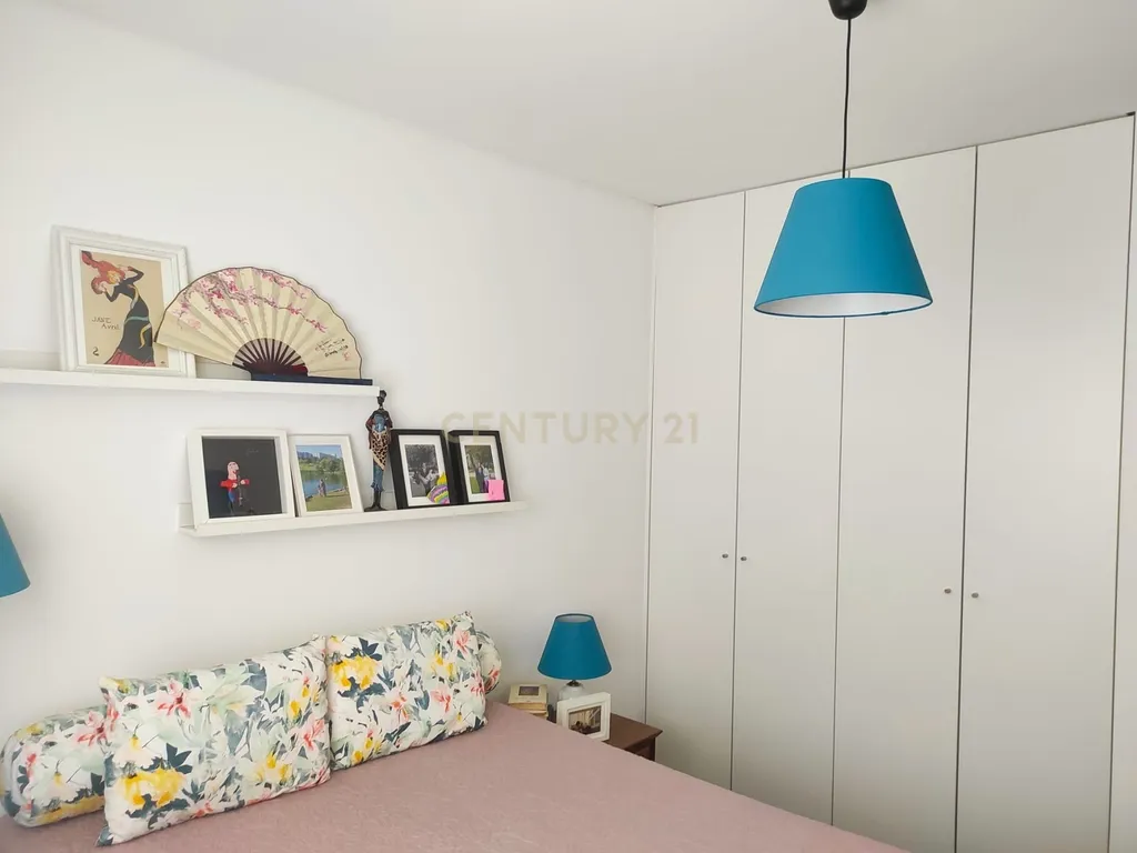 Apartamento T2 com arrecadação, renovado, no centro de Almada - Image 7