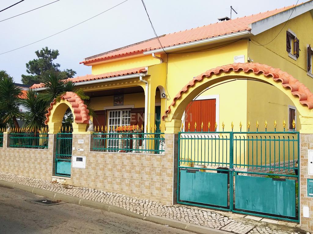 Moradia T5 em Setúbal - Image 1