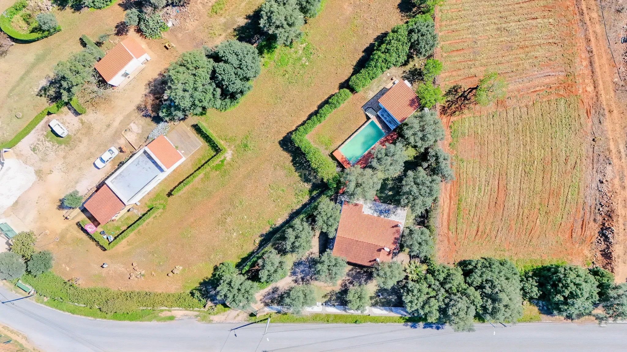 Moradia Térrea Isolada com Piscina e Terreno de 1090m² – Grande Potencial! - Image 3