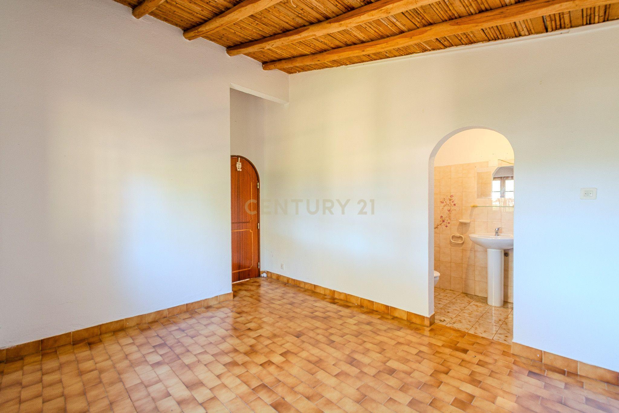 Moradia Térrea Isolada com Piscina e Terreno de 1090m² – Grande Potencial! - Image 19