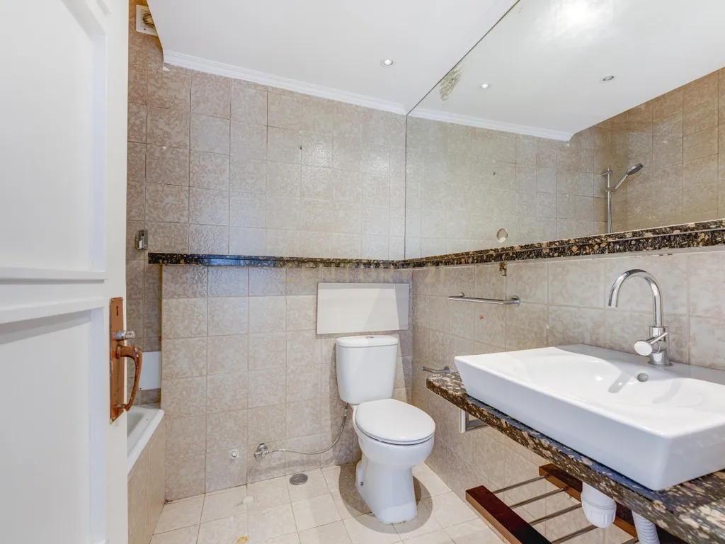 Apartamento T4 para Remodelação no Coração dos Olivais, com Vista Fantástica - Image 30