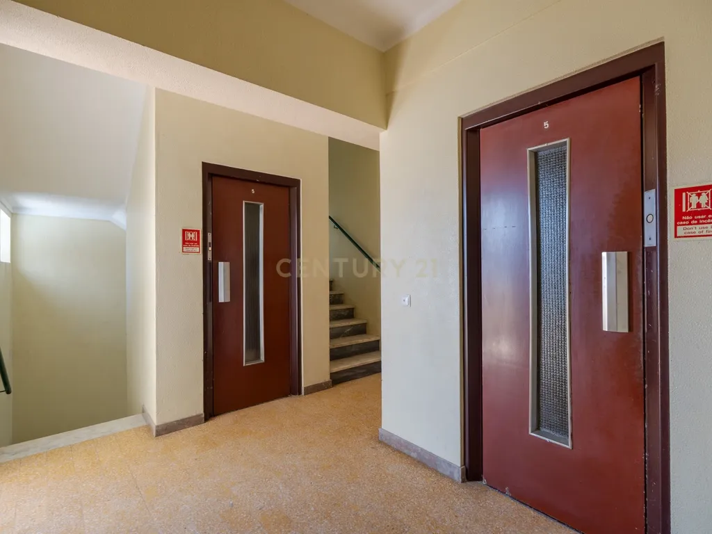 Apartamento T2 renovado em Portimão com varanda, 2 casas de banho e marquise espaçosa - Image 20