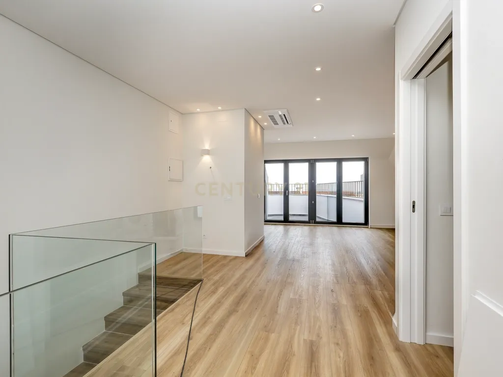 Viva o privilégio do Tejo: T3 Duplex exclusivo no coração de Santa Iria de Azóia! - Image 1
