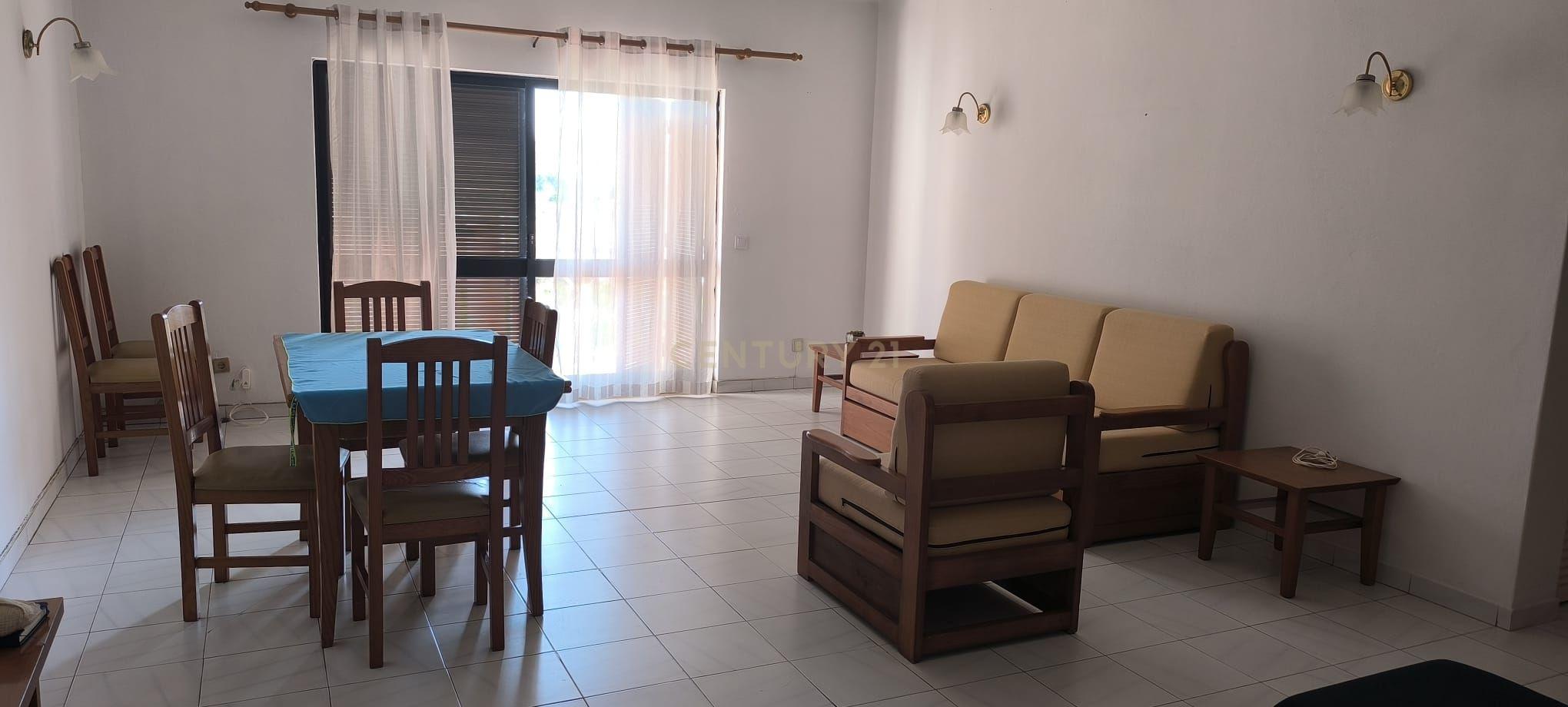 Apartamento T1 em Portimão com Piscina e Estacionamento
