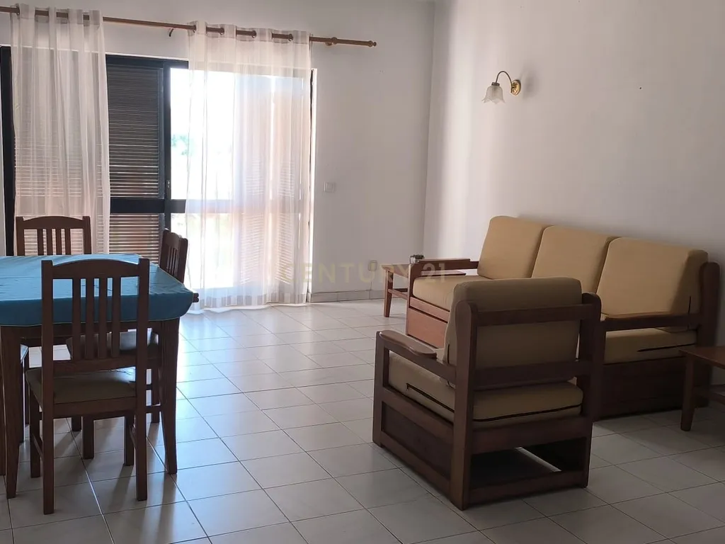 Apartamento T1 em Portimão com Piscina e Estacionamento - Image 1