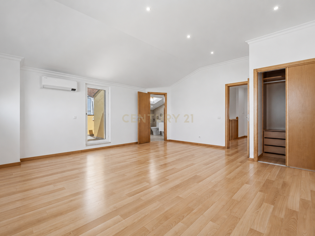 Duplex Exclusivo | 1 Quarto + 3 Suites | Terraços | Vista Panorâmica sobre o Estuário do Tejo - Image 19