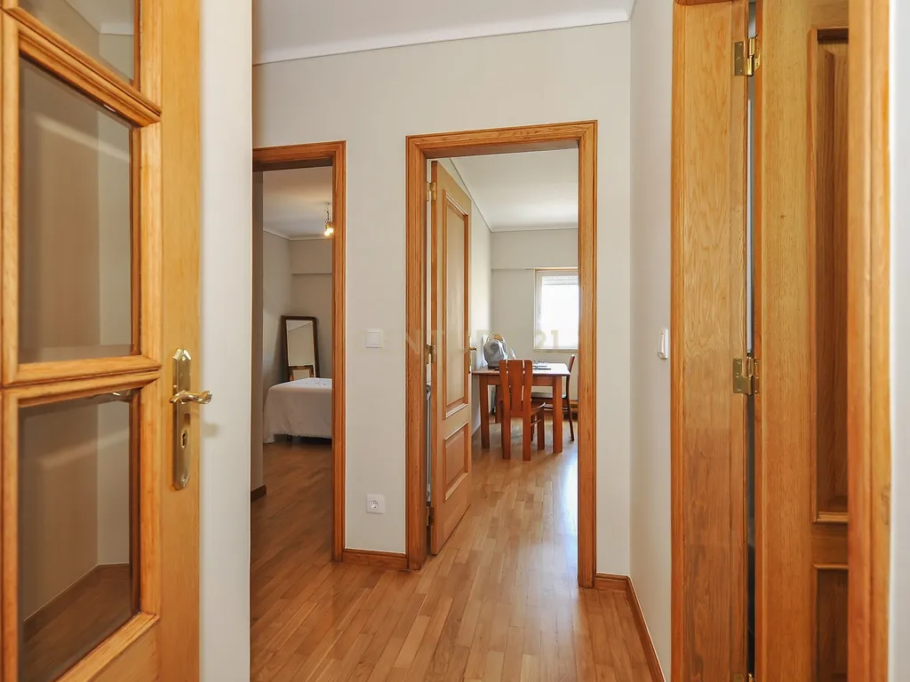 Apartamento T3 com suíte, garagem e varanda – Jardins da Parede - Image 9