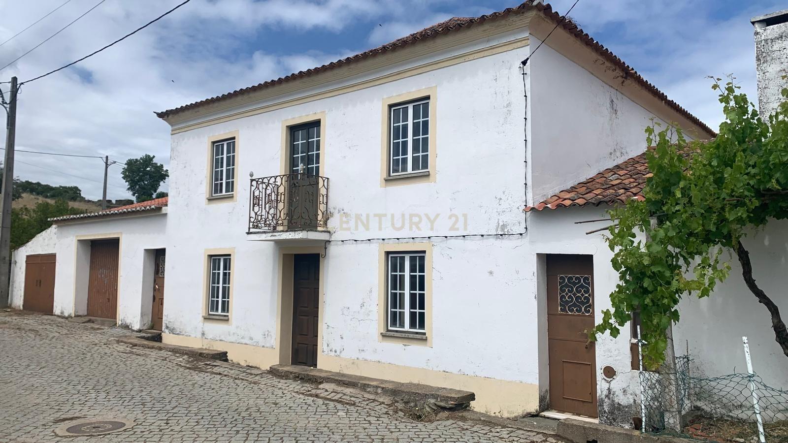 Fotografia 3 de Espaçosa Moradia em Villas Ruivas com Garagem
