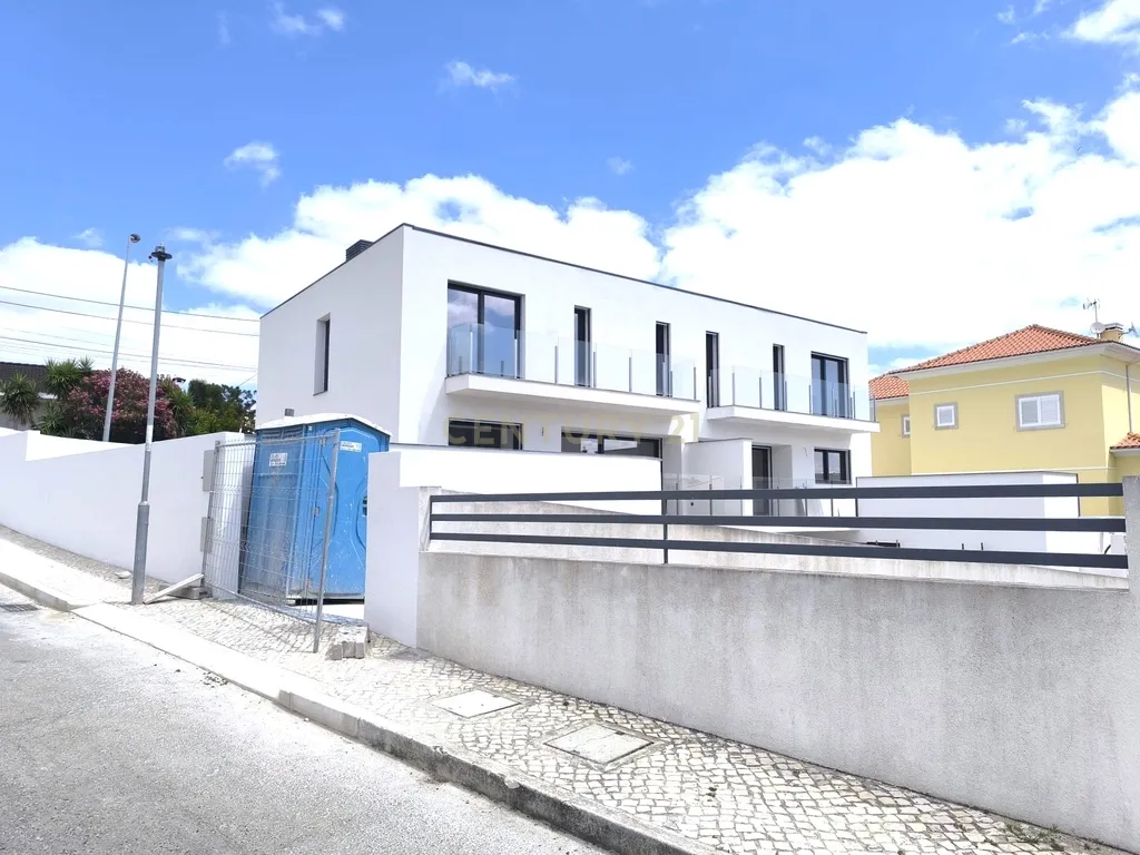 MORADIA CONTEMPORÂNEA T3+1 COM PISCINA NA CHARNECA DA CAPARICA – A 5 MINUTOS DA PRAIA! - Image 6