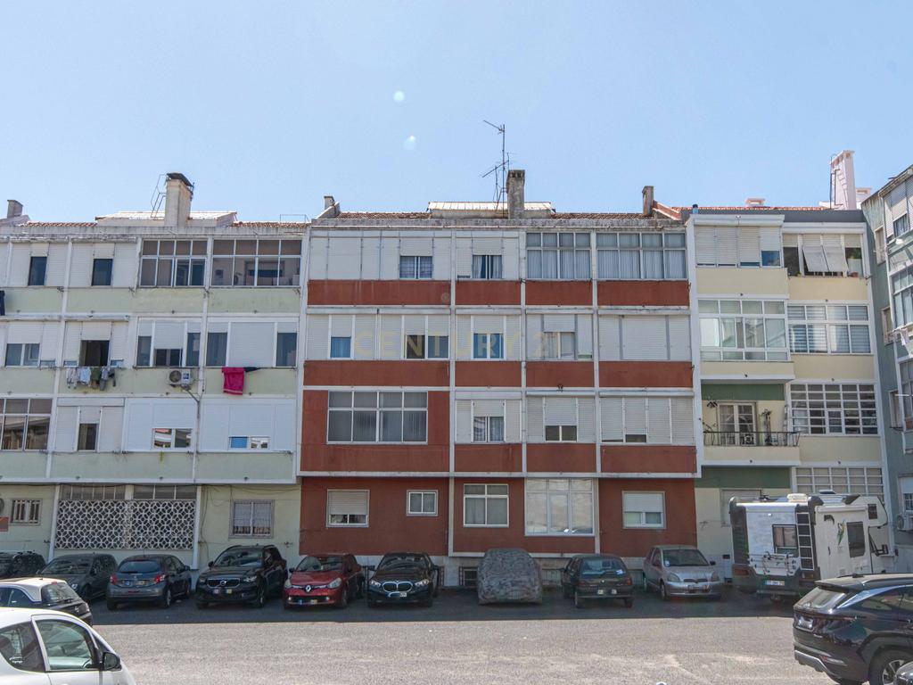 Loja de 2 pisos com montra + Arrecadação convertida em estúdio remodelado com entradas independentes (Damaia) - Image 15