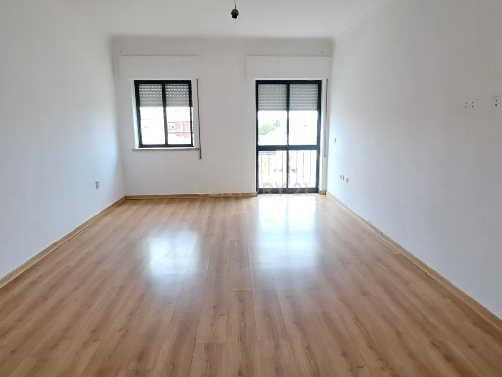 Apartamento T3 e arrecadação com 131m² na Moita - Image 2