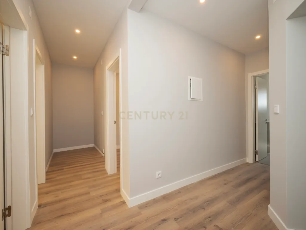 Apartamento T2 Totalmente Renovado em Queluz – Pronto a Habitar! - Image 4