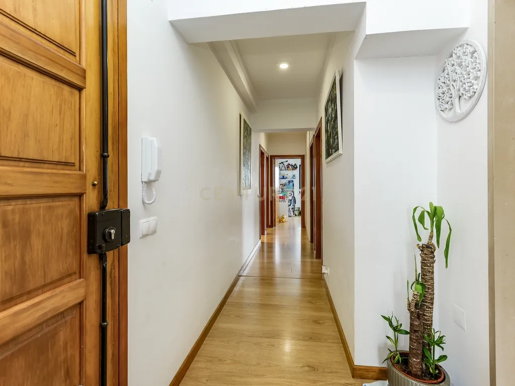 Apartamento T3 com lugar de garagem e arrecadação, situado em Benfica. - Image 16