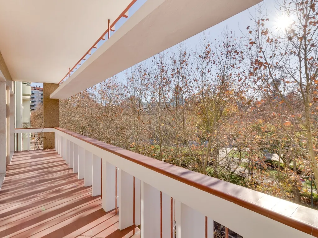 T3 TOTALMENTE RENOVADO COM VARANDA DE 21 m² NO CAMPO PEQUENO – LISBOA - Image 1