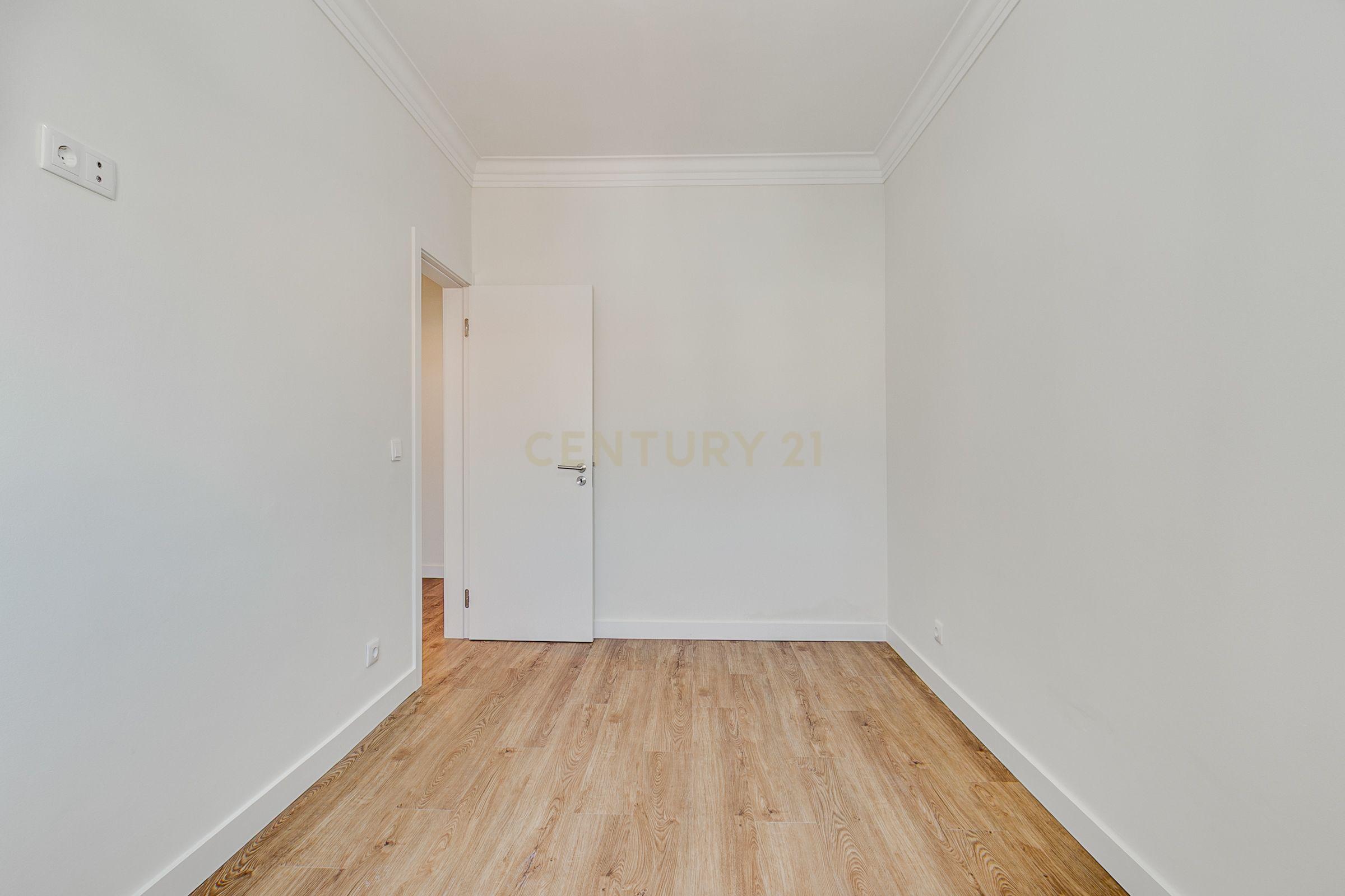 Apartamento T2 Remodelado em São Domingos de Benfica, Lisboa - Image 17