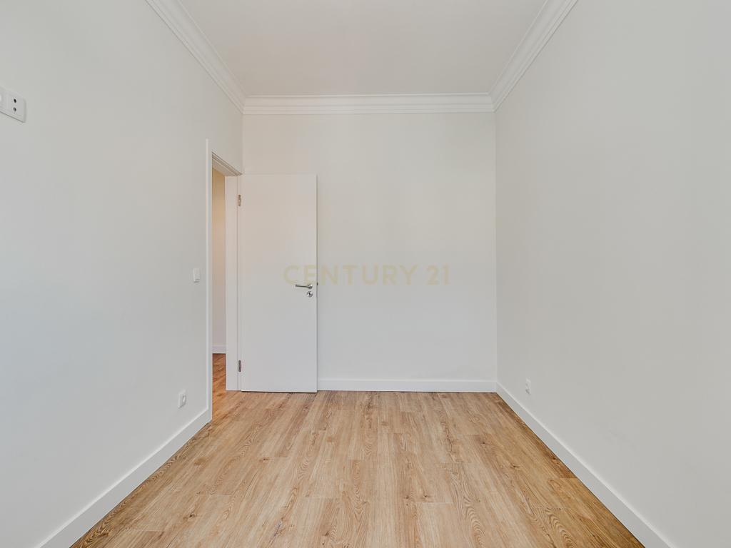 Apartamento T2 Remodelado em São Domingos de Benfica, Lisboa - Image 17
