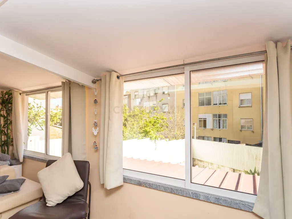 Apartamento T2(+1) Renovado com Logradouro de 100m² – Pronto a Habitar (Mobilado e Equipado) em Paio Pires - Oportunidade Única! - Image 17