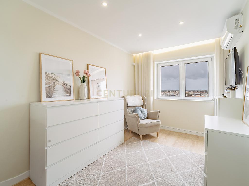 Apartamento T2 Remodelado na Torre da Marinha - Image 15