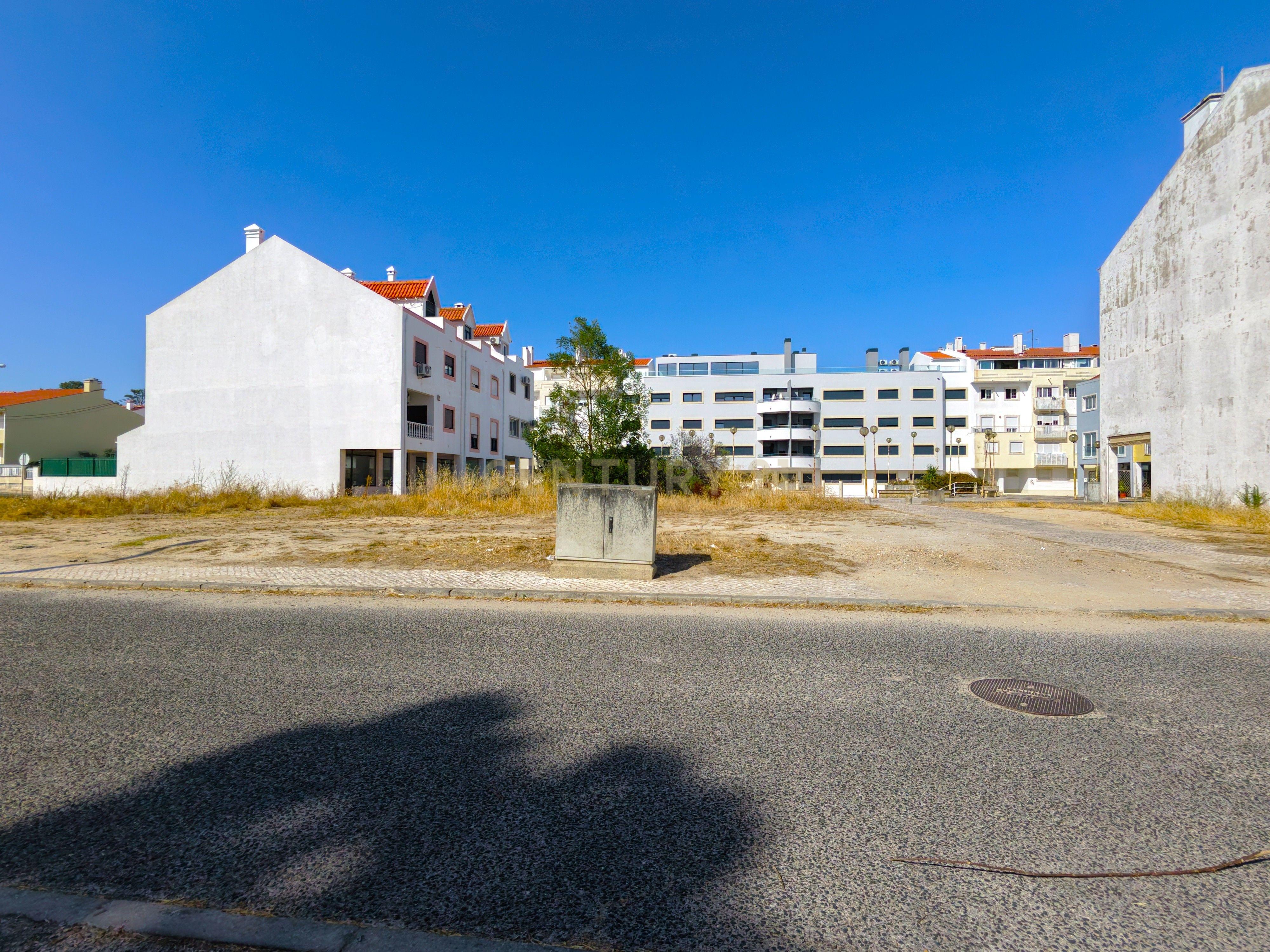 Fotografia 5 de Terreno Urbano para Construção de Moradia T4 com Loja - Sobreda, Almada