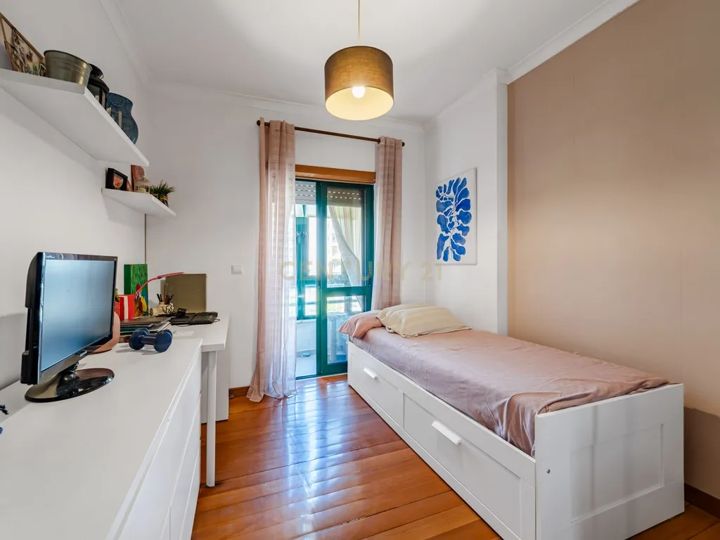 Apartamento T3 com Vista desafogada e parqueamento, no Feijó - Almada - Image 23
