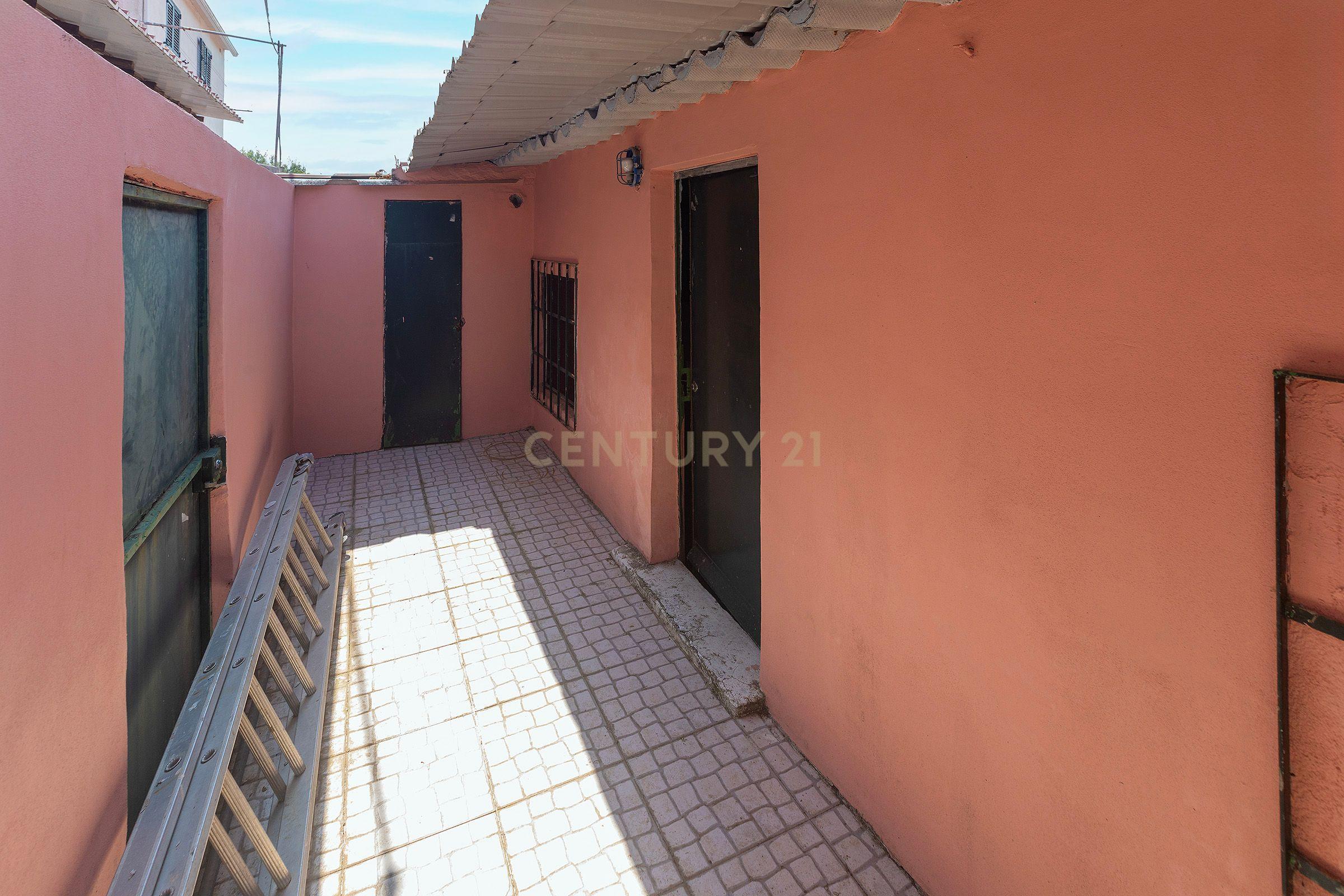 Fotografia 9 de Moradia T3 com Quintal e Alto Potencial no Caramão da Ajuda, Lisboa